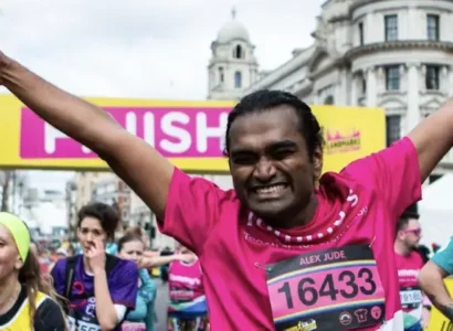 runner celebrating during the London landmarks half marathon